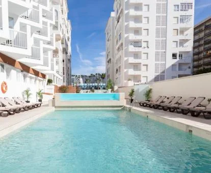 Hotel con encanto con piscina exterior y solarium.