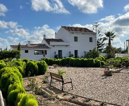 Hermoso edificio de este hotel rural con zonas exteriores.