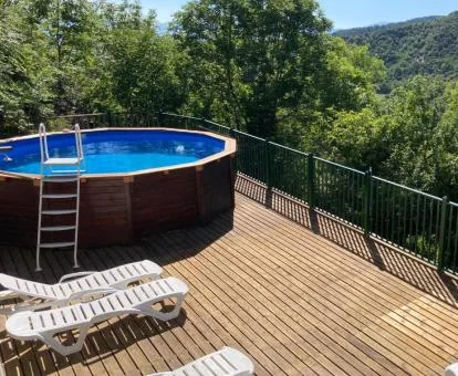 Agradable terraza solarium con vistas a la naturaleza y piscina exterior de este hotel.
