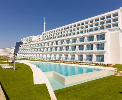 Hotel con encanto con amplia piscina exterior y solarium.