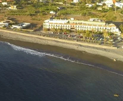 Vista aérea. de este precioso hotel a pie de playa.