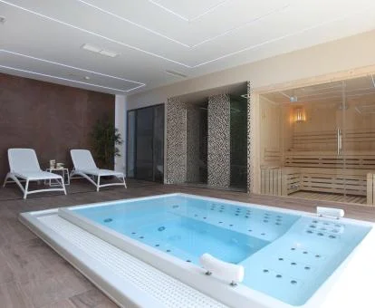 Acogedora zona de bienestar del spa con jacuzzi y zona de relajaión.