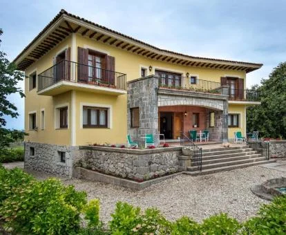 Edificio de este coqueto hotel boutique con bellos jardines.