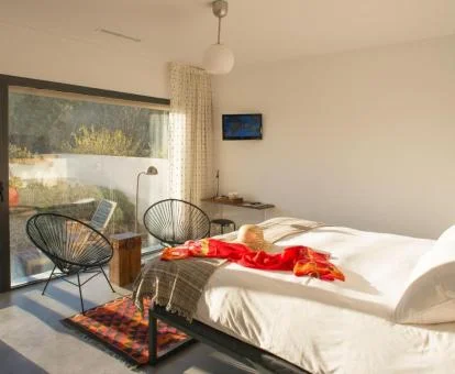 Una de las amplias y luminosas habitaciones con grandes ventanales del hotel.