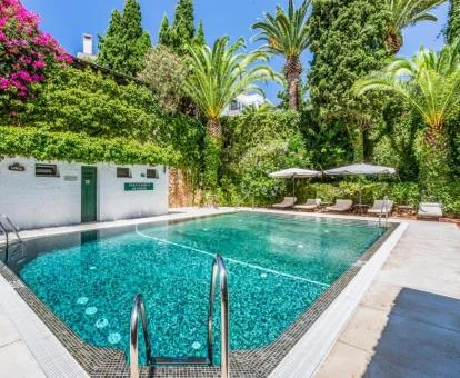 Piscina exterior rodeada de jardines de este hotel con encanto.