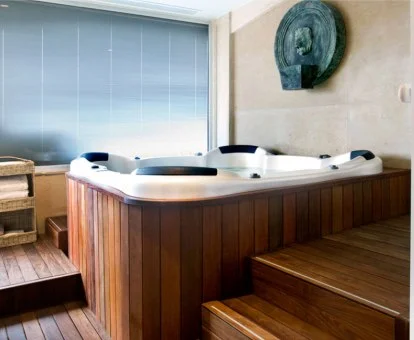 Jacuzzi del acogedor centro de spa del hotel.
