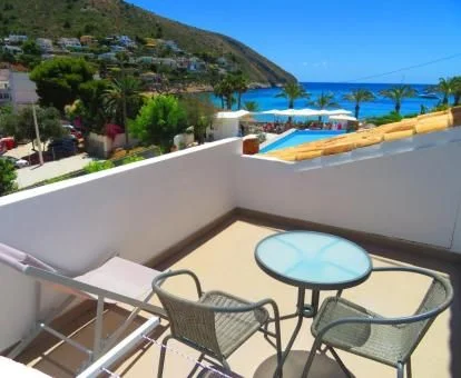 Una de las terrazas privadas con vistas al mar y a los alrededores de este acogedor hotel.