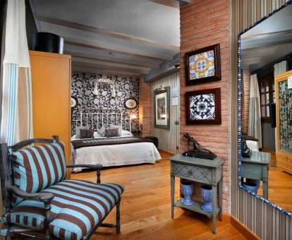 Una de las amplias habitaciones de un acogedor estilo de este hotel boutique.
