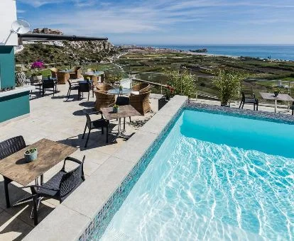 Zona exterior con piscina, comedores y fabulosas vistas al campo de este hotel rural.