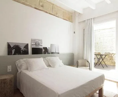 Una de las habitaciones luminosas con terraza privada de este hotel boutique.