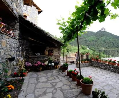 Edificio de este hotel rural de montaña con terraza y amplias vistas a la naturaleza.