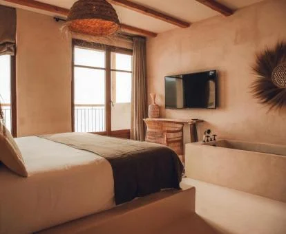 Una de las preciosas habitaciones con bañera cerca de la cama y vistas al mar del hotel.