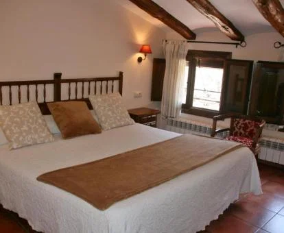 Una de las cómodas habitaciones de estilo rústico de este hotel rural.