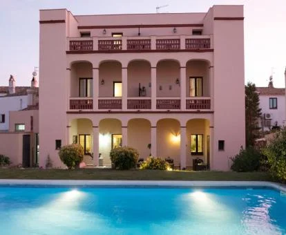 Edificio de este hotel con encanto con piscina exterior.