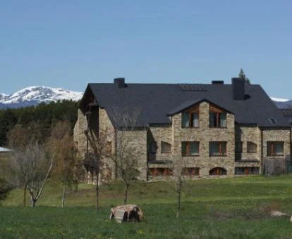 Edificio de este hotel rural rodeado de vegetación y amplios jardines.