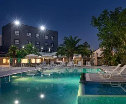 Precioso hotel con gran piscina exterior y solarium.