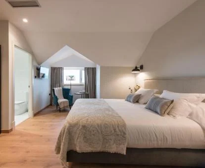 Una de las acogedoras habitaciones amplias de este coqueto hotel.