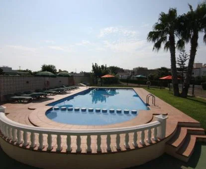 Zona exterior con piscina y bellos jardines de este hotel con encanto.