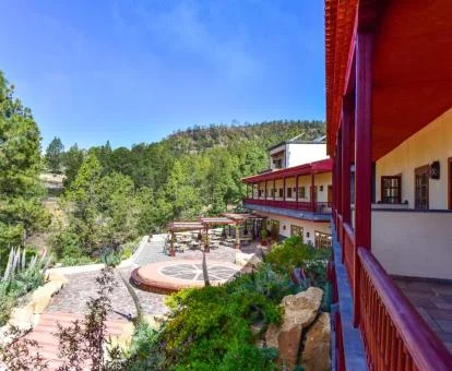 Edificio de este precioso hotel con spa rodeado de naturaleza.