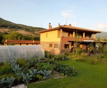 Edificio de este hotel rural con amplios jardines y zona exterior.