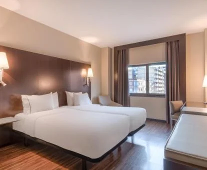 Una de las elegantes habitaciones dobles con vistas a la ciudad del hotel.
