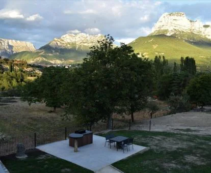 Terraza con mobiliario y espectaculares vistas de este establecimiento.