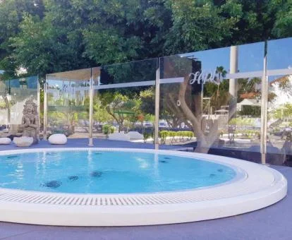 Jacuzzi exterior del centro de bienestar del hotel.