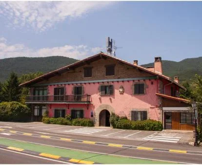 Acogedor hotel rural rodeado de naturaleza ideal para descansar.