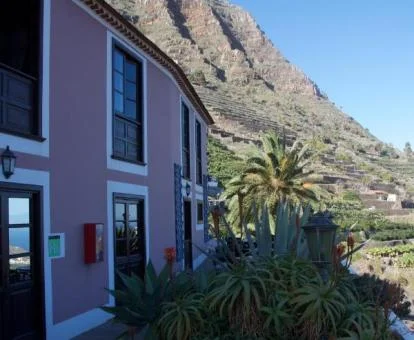 Acogedor hotel rural con vistas fabulosas a las montañas que lo rodean.