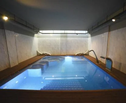 Piscina cubierta con hidroterapia de este hotel romántico.
