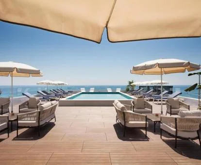 Terraza solarium con piscina y bellas vistas al mar de este hotel con encanto.