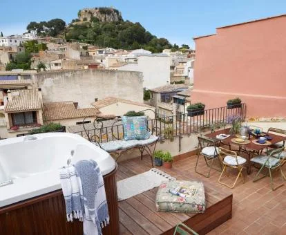 Coqueta terraza con jacuzzi y vistas al castillo de este hotel con encanto.