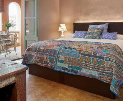 Una de las hermosas habitaciones dobles de este acogedor hotel boutique.