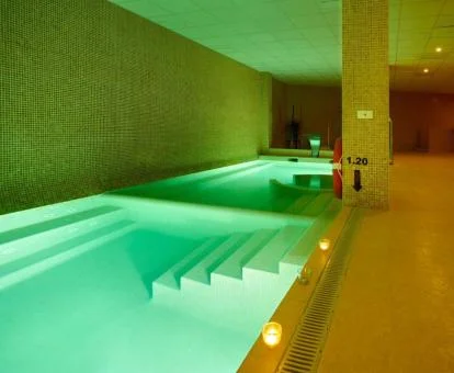 Zona de aguas del centro de bienestar del hotel.