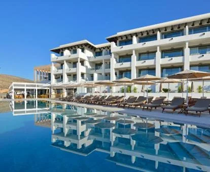 Edificio de este hotel boutique con piscina y solarium.