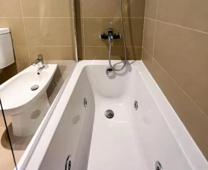 Bañera de hidromasaje privada en el baño de este apartamento de dos dormitorios.