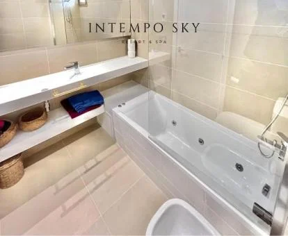 Amplio baño con bañera de hidromasaje privada de este luminoso apartamento.
