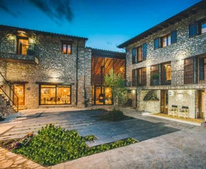 Edificio rural de este hotel solo para adultos con zona exterior.