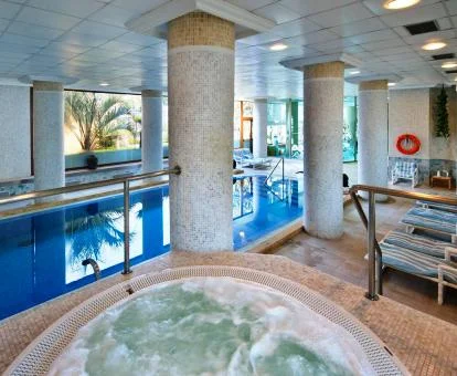 Zona de aguas del centro de bienestar de este hotel con encanto con vistas al exterior.