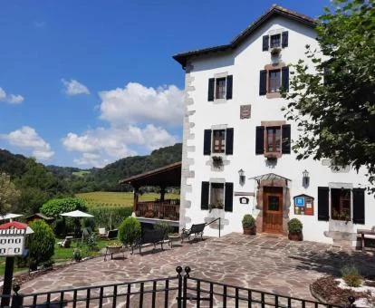 Hotel rural con encanto rodeado de naturaleza.