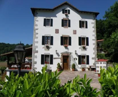 Edificio tradicional de este hotel rural solko para adultos rodeado de naturaleza.