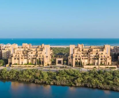 Espectacular hotel con encanto a orillas del mar.