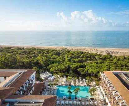 Vista aérea de este fabuloso hotel cerca de la playa.