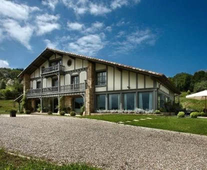 Edificio de este precioso hotel boutique con zonas exteriores y mobiliario.