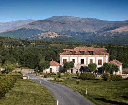 Edificio de este hotel rural en un tranquilo entorno natural para explorar.