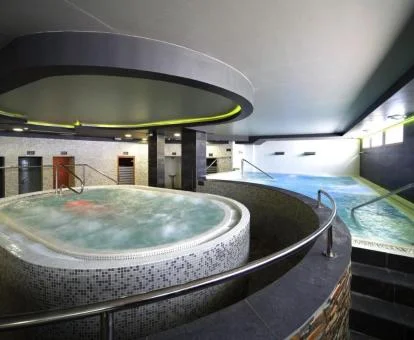 Amplio spa con zona de aguas del hotel.