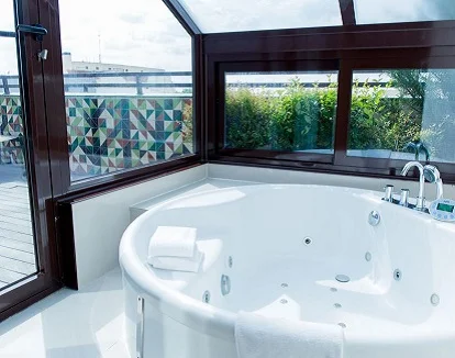 Foto del jacuzzi que se encuentra en la terraza de la habitación doble superior y que se puede ver que está acristalada y es ideal para disfrutar de la bañera de hidromasaje todo el año