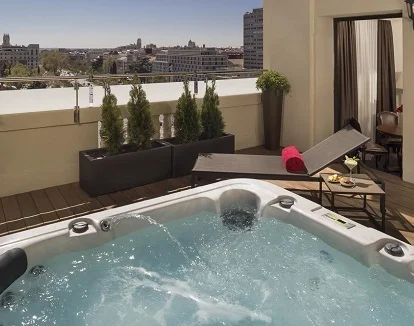 En el Gran Melia Fenix puedes elegir habitaciones con jacuzzi privado de lo más romántico para tu escapada en pareja por Madrid Foto de la Suite Ático con el jacuzzi exterior en la terraza