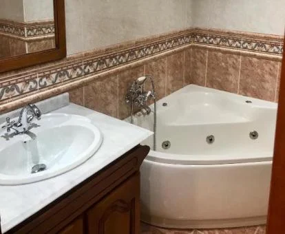 Baño con jacuzzi privado de este apartamento independiente.