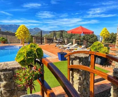 Preciosa zona exterior con piscina privada y vistas a la naturaleza de esta casa independiente.